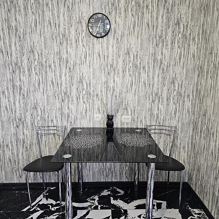 Black And White Apartment Chişinău Esterno foto